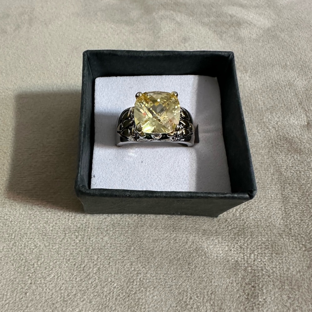 Elegant Silver and Yellow Gemstone Ring